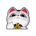 Pin de esmalte Maneki Neko blanco con moneda de la suerte y detalles de orejas rojas - Expresión de Cabeza de Gato (QHXZ5313)