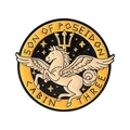 Spilla smaltata Son of Poseidon nera e oro con Pegaso e testo Cabin Three - Stile Tondo Pegaso Tridente (QHXZ5350)