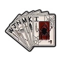 Gotische Raben-Pokerkarten Emaille-Anstecknadel mit Totenkopf und Dolch auf weißem Grund - Kartensymbole Stil (QHXZ5361)