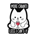 Süße weiße Katze Emaille-Anstecknadel mit lustigem MORE CHIANTI Spruch und Rotweinglas - Weinthema(QHXZ5343)