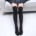 Texture détaillée de chaussettes hautes en coton noir sur fond blanc minimaliste à la maison - Taille unique / Noir Pur