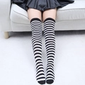 Gros plan sur des chaussettes hautes rayées noir et blanc en maille de coton respirant - Taille unique / Rayures Unies