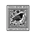 Gothische emaille broche met zwarte raaf, bloemen en Crows Before Bros tekstontwerp - Kraai Tekst Stijl (qhxz5142)