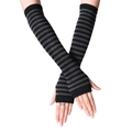 Gestrickte lange fingerlose Armstulpen mit klassischen schwarz-grauen Querstreifen - Schwarz und Dunkelgrau Gestreift