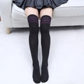 Chaussettes hautes noires en coton avec trois rayures violettes de style écolière - Taille unique / Noir avec trois bandes violettes