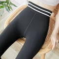 Schwarze High-Waist-Yoga-Leggings mit gestreiftem Bund in gemütlichem Wohnambiente - Einheitsgröße / Schwarz