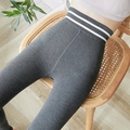 Graue nahtlose Thermo-Yoga-Leggings mit hohem Bund und weißen Zierstreifen-Details - Einheitsgröße / Dunkelgrau