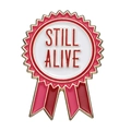 Broche médaille en émail avec ruban rose et texte Still Alive au fini doré - Rouge Rose Still Alive (XZ8869)