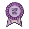 Insigne en émail violet en forme de médaille avec texte Made the Bed et rubans - Violet Made The Bed (XZ8871)