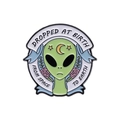 Süße grüne Alien-Emaille-Anstecknadel mit Mond- und Rosen-Schleifen-Banner-Design - Rundes Alien Gesicht (XZ8669)