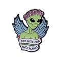 Niedliche grüne Alien-Emaille-Anstecknadel mit Blumenkrone und Flügeln-Design - Engel Alien (XZ8672)