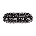 Minimalistische schwarze Emaille-Brosche mit Ask Me About My Hyperfixation Slogan - Hyperfixation Slogan Stil (XZ8928)