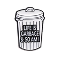 Pin de esmalte de papelera divertido con frase Life is Garbage para chaquetas - Estilo Cubo de Basura Blanco(XZ8919)