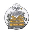 Emaille-Anstecknadel mit lesendem Totenkopf und Read Books Stay Weird Text für Rucksäcke - Buch Lesendes Skelett (XZ8846)