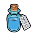 Spilla smaltata pozione magica con liquido blu ed etichetta con scritta Drink Me - Bottiglia di Pozione Blu Drink Me (XZ9089)