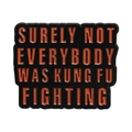 Schwarze Emaille-Anstecknadel mit orangefarbenem Text Surely Not Everybody Was Kung Fu Fighting - Slogan Stil(XZ9030)