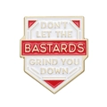 Broche en émail en forme de bouclier avec citation Don't Let The Bastards Grind You Down sur blanc - XZ9208