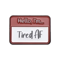 Spilla divertente in metallo smaltato con design badge rosso e bianco Hello I'm Tired AF - Stile Tired AF (XZ9125)