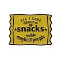 Emaille pin in de vorm van een geel snackzakje met grappige tekst en een hartje - Grappige Snackzak Stijl (XZ9400)