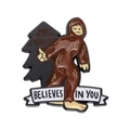 Καρφίτσα σμάλτου Bigfoot με πανό BELIEVES IN YOU και σχέδιο μαύρου πεύκου - Στυλ Bigfoot (xz9592)