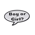 Dettaglio della spilla smaltata Boy or Girl? con fumetto ovale e finitura in nero lucido - Stile Lettere Boy or Girl? (XZ9417)