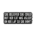 Pin de esmalte con frase graciosa para amantes de gatos sobre fondo negro - Eslogan de Gato Durmiendo (QHXZ5320)