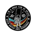 Emaille-Anstecknadel mit Astronaut auf Schaukel und Weltraum-Spruch auf Schwarz - Astronauten Schaukel Stil (QHXZ5479)