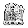 Emaille speld met skelet OK-teken en 'Never Better' tekst in zwart-wit punkstijl - Never Better OK Schedel Stijl (QHXZ5472)