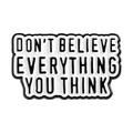 Broche en émail avec citation 'Don't Believe Everything You Think' sur fond blanc - Style de Citation Don't Believe Everything You Think (QHXZ5426)