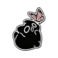 Broche en émail fantôme noir décorée d'un papillon rose sur un badge rond de style dessin - Style Monstre de Dessin Animé Noir Avec Papillon Rose (QHXZ5521)