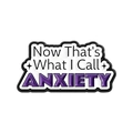 Emaille-Anstecknadel mit lustigem 'Now That's What I Call Anxiety' Text für Rucksäcke - ANXIETY (QHXZ5483)