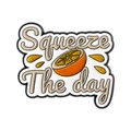 Spilla smaltata creativa a forma di arancia con slogan Squeeze The Day su fondo bianco - Stile Arancia Squeeze The Day (QHXZ5576)