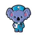 Niedliche Koala Krankenschwester Emaille Anstecknadel mit Stethoskop und blauer Uniform - Koala Arzt In Blauer Uniform Stil (QHXZ5593)