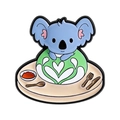 Süße Koala-Emaille-Anstecknadel mit Matcha-Latte, Herzschaum und Besteck-Details - Koala Hält Matcha Tasse Stil (UVXZ225)