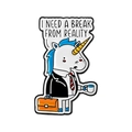 Spilla in smalto con unicorno da ufficio divertente con caffè e valigetta su bianco - Stile Unicorno da Ufficio (QHXZ5639)