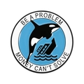 Pin redondo de esmalte con una orca saltando y barco sobre fondo azul con texto - Estilo de Eslogan de Orca Barco hundiéndose (QHXZ5640)