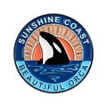 Pin de esmalte redondo con una orca y paisaje de Sunshine Coast al atardecer naranja - Estilo de Círculo de Orca al Atardecer (UVXZ249)