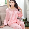 Ensemble pyjama en satin de soie rose à manches longues et bordure en dentelle blanche - M / Rose