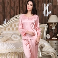 Damen Schlafanzug Set aus rosa Seidensatin mit langen Ärmeln und Spitze im Schlafzimmer - M / Rosa