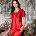 Pigiama da donna in raso rosso con maniche corte, dettagli in pizzo e fiocchi eleganti - L / Rosso
