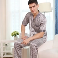 Pigiama da uomo in raso grigio chiaro con stampa floreale, maniche corte e pantaloni - L / Grigio Foglia