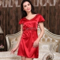 Elegante camicia da notte in raso rosso con scollo a V, maniche corte e pizzo floreale - M / Rosso