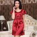 Elegante camicia da notte in seta rossa con scollo a V e ricamo floreale raffinato - M / Borgogna