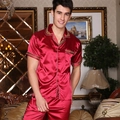 Pijama de satén rojo para hombre con bordes dorados de greca en estilo lujoso - L / Estilo de Hombre / Rojo
