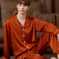 Pigiama da uomo in raso di seta arancione caramello con maniche lunghe e profili bianchi - L / Arancione uomo