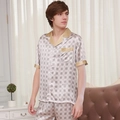 Kurzärmeliger Seidenpyjama für Herren in Champagner-Gold mit Vintage-Print und Paspel - L / Vierblättrige Blume
