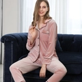 Pyjama en velours rose pour femmes comprenant un haut à manches longues et un pantalon assorti - M / Haut Et Bas / Rose