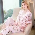 Set pigiama 3 pezzi in finta seta rosa con canotta, pantaloni e vestaglia a fiori abbinata - L / Fiore di Prugno Rosa