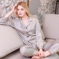 Set pigiama in raso di seta color champagne a maniche lunghe con bottoni neri e ricamo - M / Grigio Donna