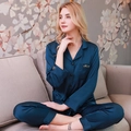 Set pigiama in raso blu navy a maniche lunghe con ricamo dorato per la coppia - M / Blu Lago Donna